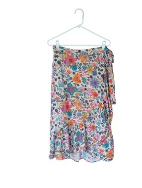 NATURAL LIFE Floral Midi Skirt in White with Multicolor Flowers